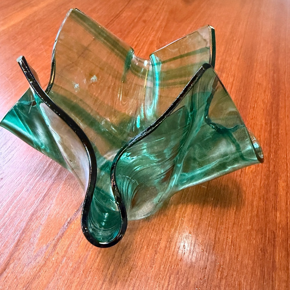 Studio Art Glass Emerald Green Handkerchief Ruffled Bowl Signed 97 Centerpiece